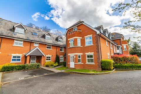 2 bed property, in Kilworth Court, £195,000