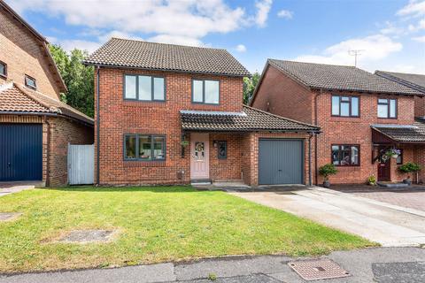 4 bed property, in Edgefield Grove, £450,000