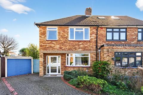 3 bed property, in Lynross Close, £475,000