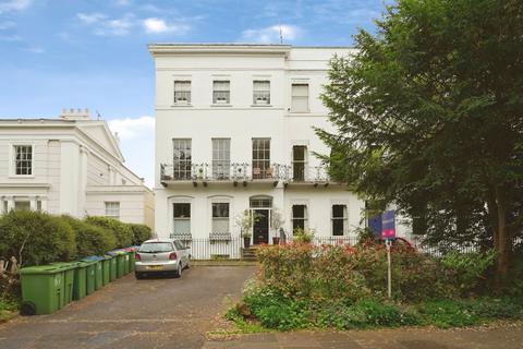 2 bed property, in Pittville Lawn, £425,000