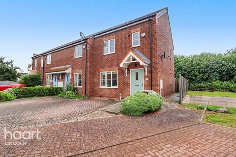3 bed property, in Hutton Way, £200,000