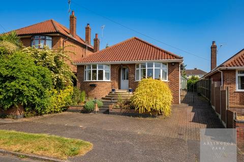 3 bed property, in Broom Avenue, £400,000