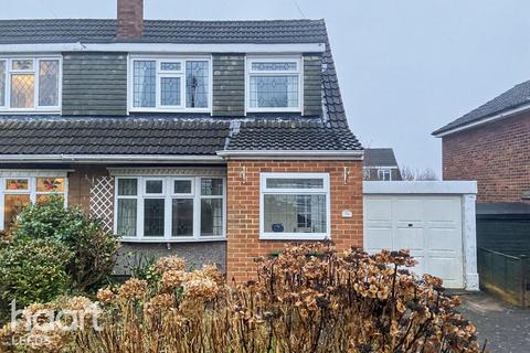 3 bed property, in Holmwood Drive, £290,000
