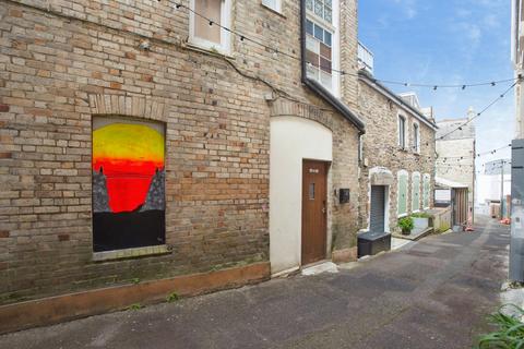 1 bed property, in Bank Street, £150,000