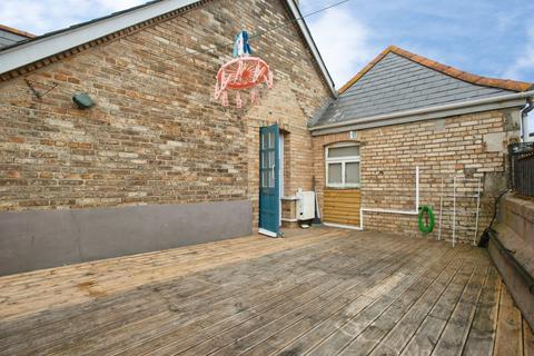 4 bed property, in Bank Street, £230,000