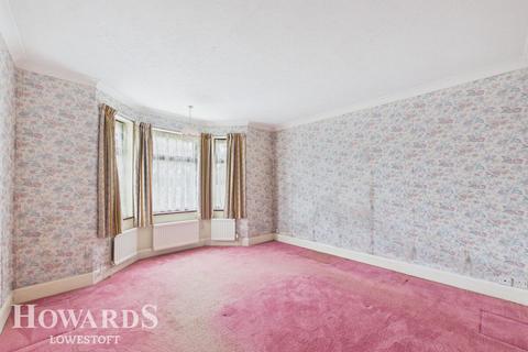 2 bed property, in St Margarets Road, £210,000