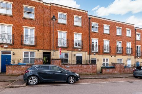 4 bed property, in Oakham Terrace, £120,000