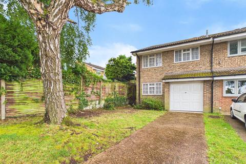 3 bed property, in Victoria Avenue, £550,000