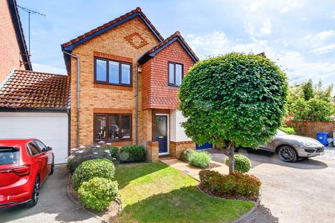 3 bed property, in Warfield, £525,000