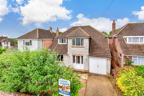 4 bed property, in Foxes Close, £475,000