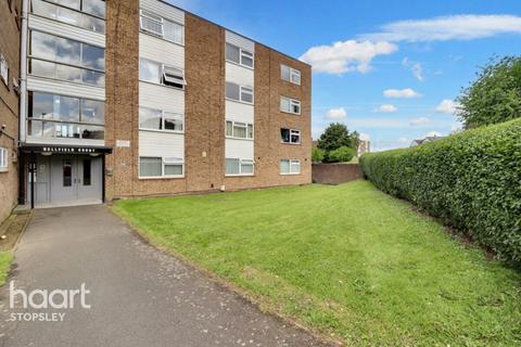 Studio, in Dellfield Court Handcross Road, £100,000