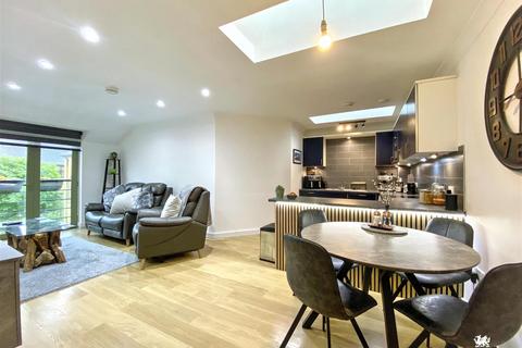 1 bed property, in The Green, £100,000