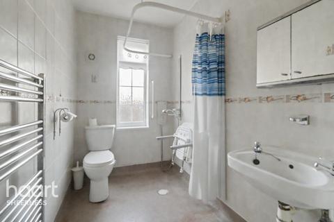 3 bed property, in Cecil Avenue, £180,000