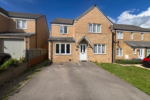 5 bed property, in Green Crescent, £325,000