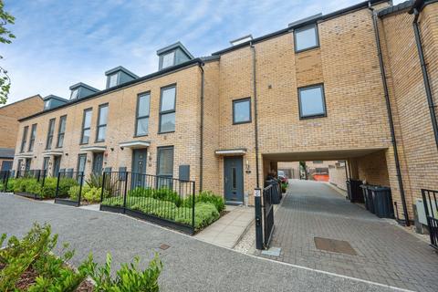 2 bed property, in Stratford House Road, £270,000