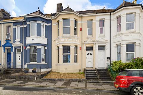 1 bed property, in Glendower Road, £120,000