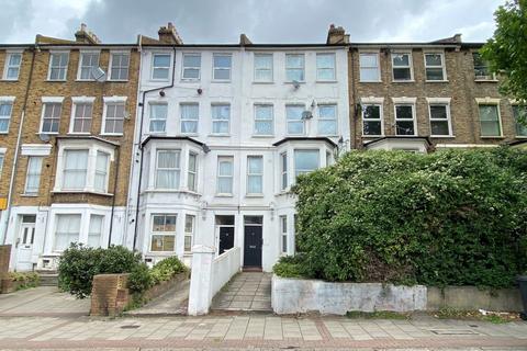 2 bed property, in Garden Flat, £180,000