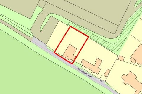 2 bed property, in Claremont Lane, £120,000