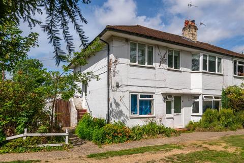 2 bed property, in Meadowcroft Close, £250,000