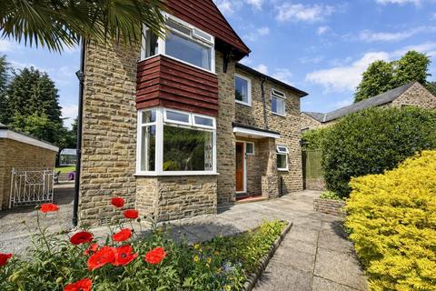 4 bed property, in Willowfield Drive, £495,000