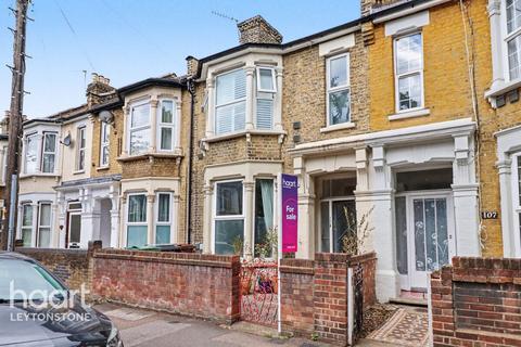 2 bed property, in Warren Road, £425,000