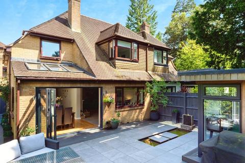 4 bed property, in Sandrock Road, £750,000