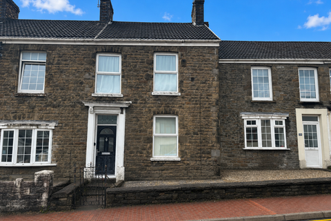 2 bed property, in New Road, £120,000
