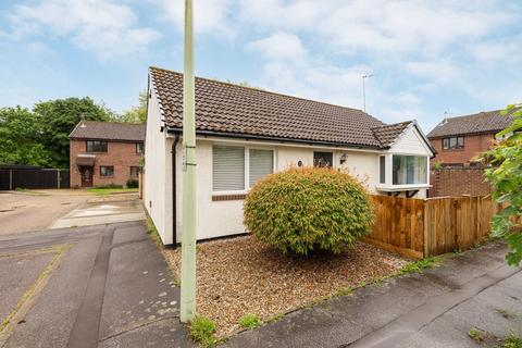 2 bed property, in Carnoustie Drive, £210,000