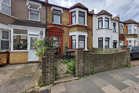 3 bed property, in Henley Road, £475,000