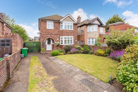 3 bed property, in Meadowbrook Close, £575,000