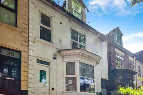 5 bed property, in Sheldon Road, £225,000