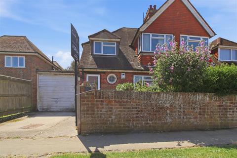 3 bed property, in Highlands Road, £325,000