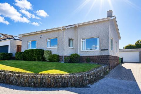 3 bed property, in Praze Road, £595,000