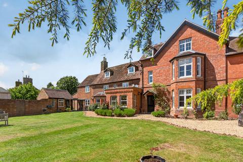 7 bed property, in East Street Adstock, £2,000,000