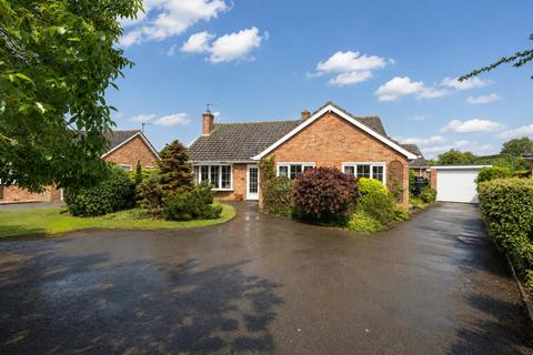 5 bed property, in Manor Close, £374,950