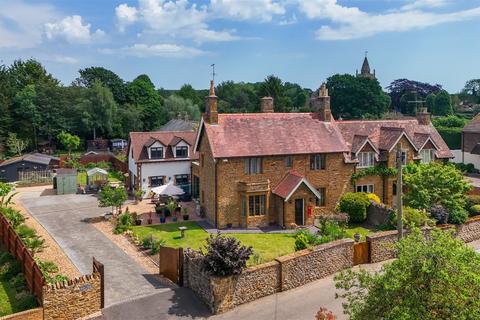 4 bed property, in Green Street, £825,000