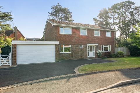 4 bed property, in Brooklyn Close, £900,000