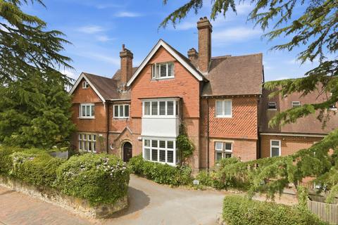 2 bed property, in Rodmell Road, £600,000