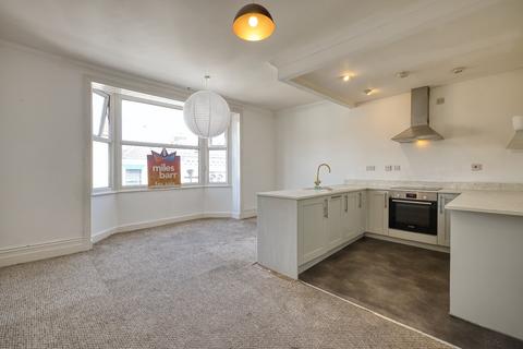 2 bed property, in Queen Street, £110,000