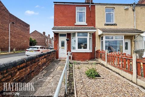 2 bed property, in Queen Street, £100,000