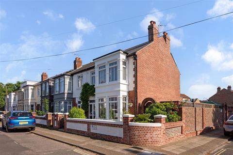 3 bed property, in Park Grove, £375,000