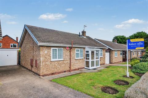 2 bed property, in Balmoral Close, £250,000