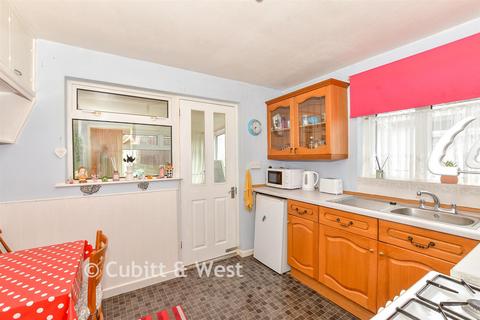 2 bed property, in Cherry Tree Avenue, £265,000