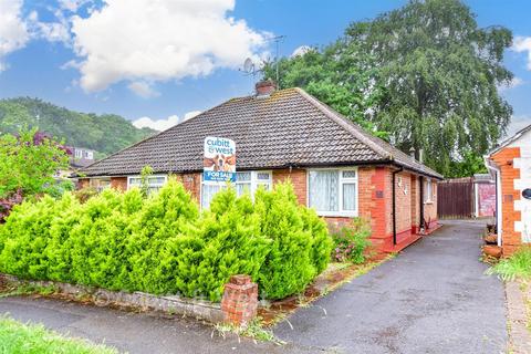 2 bed property, in Cherry Tree Avenue, £240,000