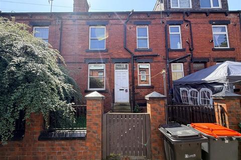 2 bed property, in Cecil Mount, £75,000