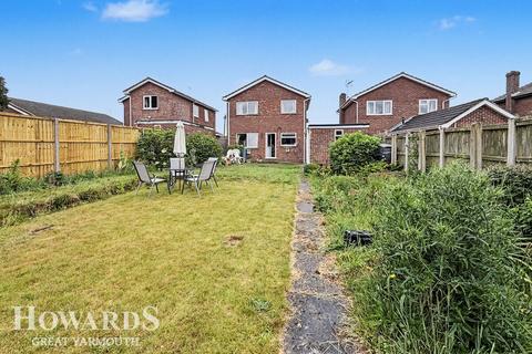 3 bed property, in Gaywood Close, £260,000