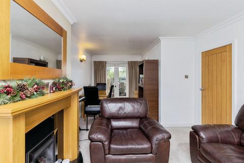 2 bed property, in Healey Wood Road, £250,000