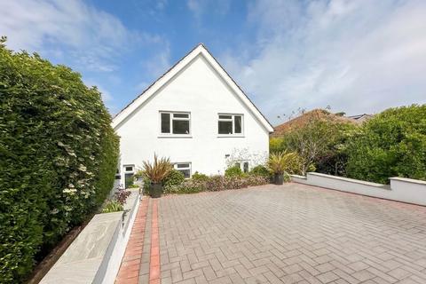 4 bed property, in Ashurst Avenue, £650,000