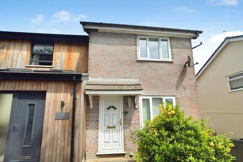 2 bed property, in Clos Plas Isaf, £140,000