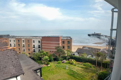2 bed property, in Pier Street, £160,000